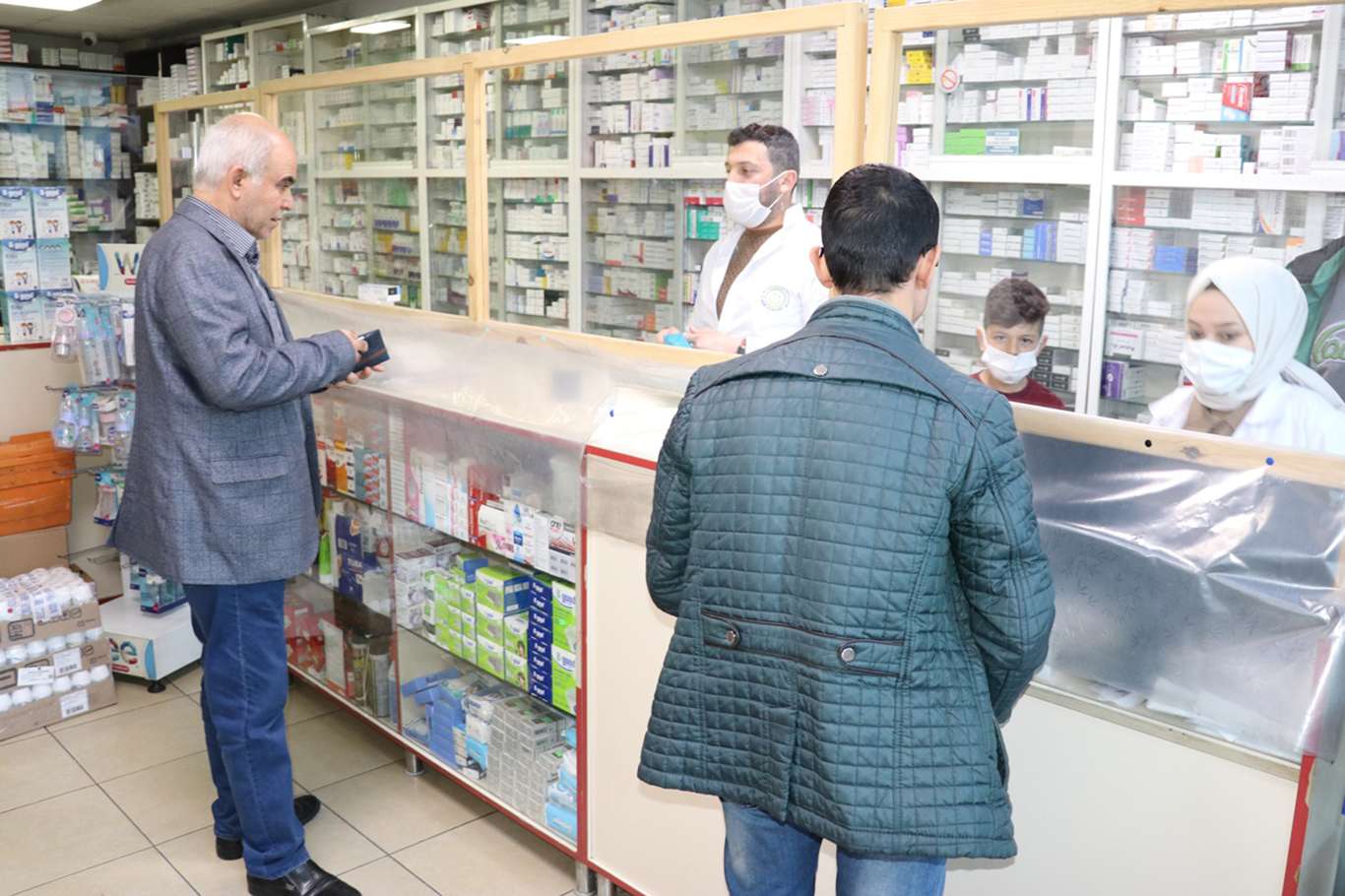 Vatandaş eczanelerde ilaç bulamıyor Vatandaş eczanelerde ilaç bulamıyor